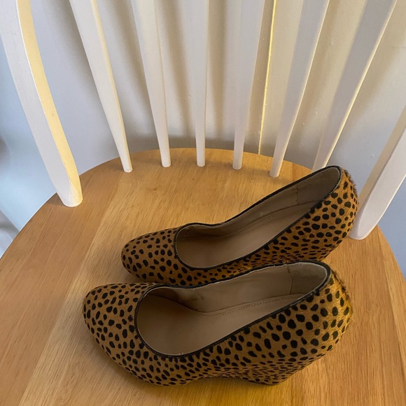 Banana Republic Size 8 Leopard Cheetah Print Genuine Calf Hair Wedge Heel Shoes - Picture 4 of 13